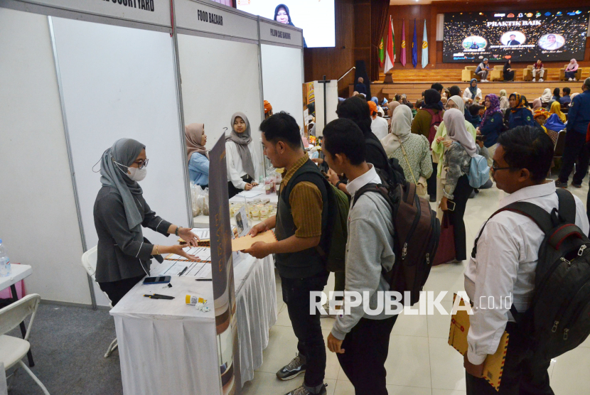 Pencari kerja berbincang dengan petugas saat acara Job Fair. (ilustrasi). Kemnaker membagi tips ciri lowongan kerja palsu, agar masyarakat waspada.