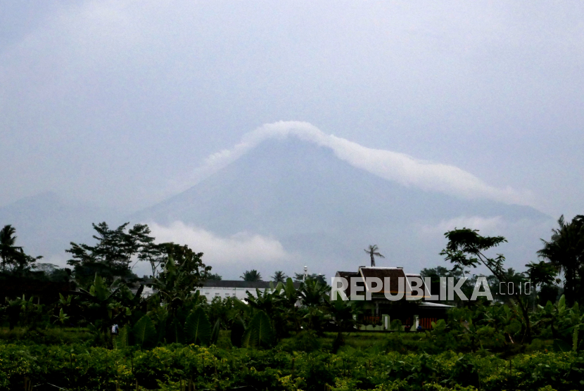 Gunung Merapi terlihat jelas dari Candibinangun, Pakem, Sleman, Yogyakarta, Kamis (5/11). BPPTKG menaikkan status Gunung Merapi dari Waspada menjadi pada Siaga pada Kamis (5/11) siang. Dan warga diminta mewaspadai peningkatan aktivitas vulkanik Gunung Merapi. Aktivitas vulkanik Merapi saat ini bisa berlanjut ke erupsi yang membahayakan penduduk.