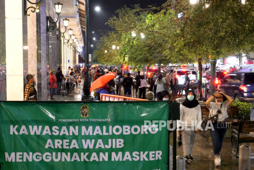 Pengunjung memadati jalur pedestrian di kawasan wisata Malioboro, Yogyakarta, Jumat (30/10) malam. Libur panjang kunjungan wisatawan ke Malioboro melonjak. Malioboro masih menjadi destinasi utama wisatawan untuk berbelanja oleh-oleh.