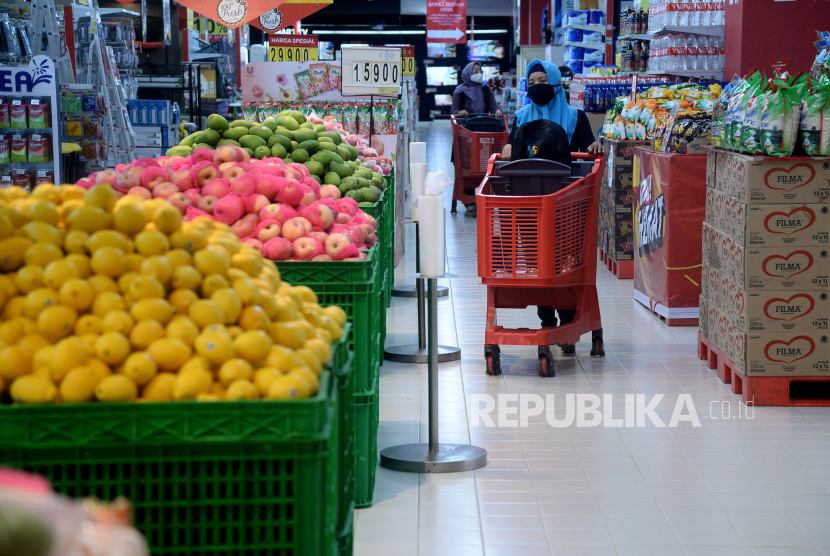 Konsumen berbelanja di sebuah pusat perbelanjaan di Jakarta, Kamis (3/9). Asosiasi Pengusaha Ritel Indonesia (Aprindo) menyatakan, kondisi sektor ritel kini mulai membaik dibandingkan April dan Mei. 