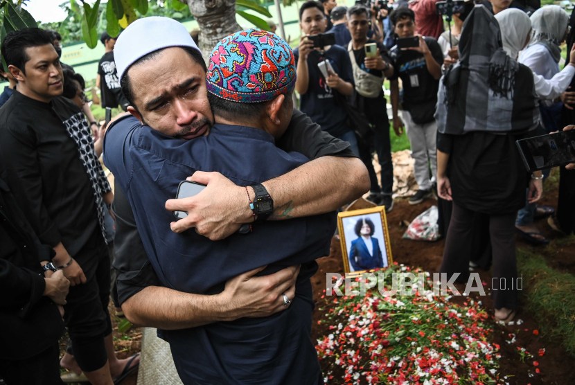 Sejumlah kerabat mengikuti prosesi pemakaman jenazah komedian Babe Cabita di TPU Kampung Gunung Cirendeu, Banten, Selasa (9/4/2024). Selain babe, ada beberapa artis yang meninggal pada bulan Ramadhan.