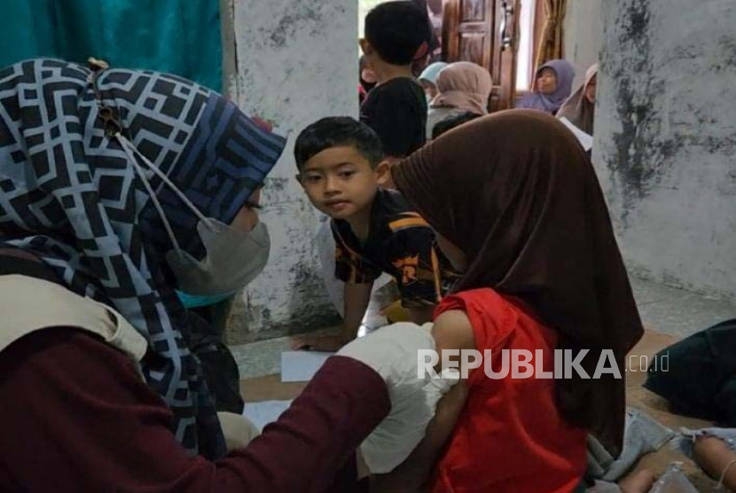 Petugas kesehatan melakukan vaksinasi ORI di Kecamatan Pangatikan, Kabupaten Garut, Senin (27/2/2023). Vaksinasi itu dilakukan menyusul penetapan KLB penyakit difteri di Kabupaten Garut. 