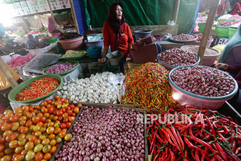 Seorang pedagang sayur menunggu pelanggan di pasar tradisional  (ilustrasi)