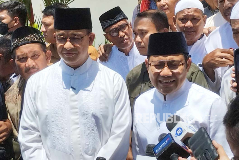 Capres-cawapres nomor urut 01 Anies Baswedan-Muhaimin Iskandar saat menanggapi isu terkini pemilu di kawasan Jakarta Utara, Jumat (1/3/2024). 