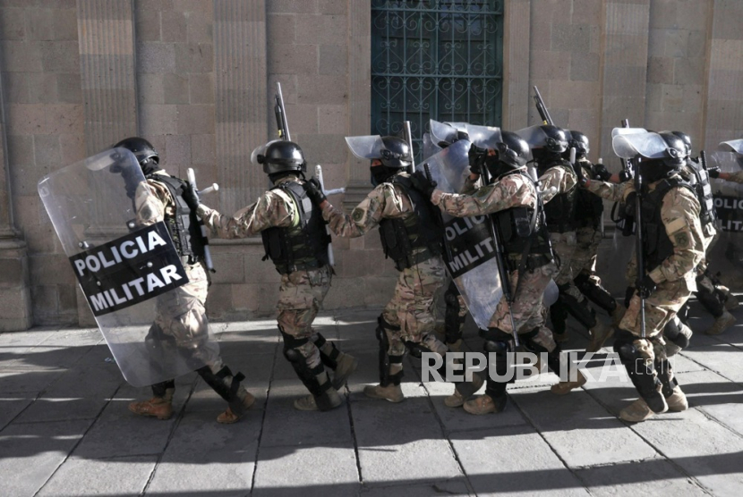 Personil militer mencoba memasuki markas besar pemerintah di La Paz, Bolivia, Rabu (26/6/2024). Sekelompok tentara yang dipimpin oleh Panglima Angkatan Darat Bolivia Juan Jose Zuniga berusaha memasuki Plaza Murillo dan gedung - gedung pemerintahan dengan menggunakan tank guna melancarkan kudeta terhadap Presiden Bolivia Luis Arce.