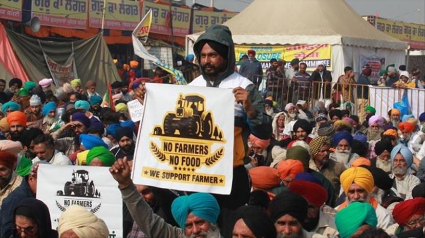 Para petani India kembali berkumpul ke wilayah perbatasan menggelar aksi protes pada Rabu (27/1).