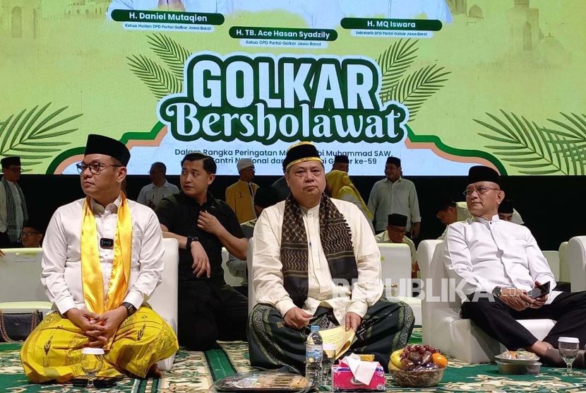 Ketua umum DPP Partai Golkar Airlangga Hartarto menghadiri acara Golkar Bershalawat di Lapangan Panahan di kawasan Stadion Si Jalak Harupat Kabupaten Bandung, Rabu (11/10/2023).