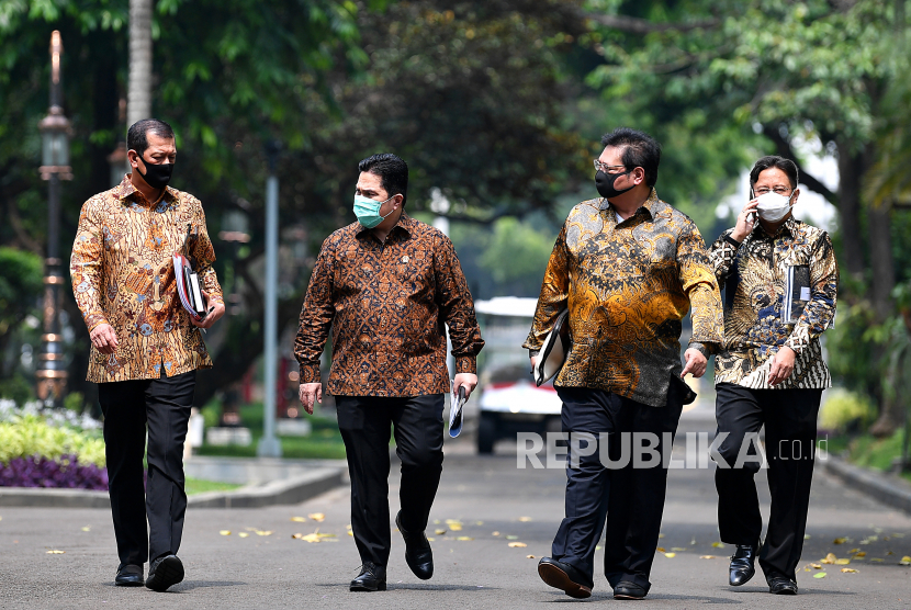 Menko Perekonomian Airlangga Hartarto (kedua kanan) berbincang dengan Kepala BNPB Doni Monardo (kiri), Menteri BUMN Erick Thohir (kedua kiri) dan Wakil Menteri BUMN Budi Gunadi Sadikin usai bertemu Presiden Joko Widodo di Istana Kepresidenan, Jakarta, kemarin. Presiden Joko Widodo telah menandatangani Perpres 82/2020 tentang Penanganan Covid-19 dan Pemulihan Ekonomi Nasional yang di dalamnya mengatur pembentukan tim penanganan Covid-19 dan pemulihan ekonomi. 