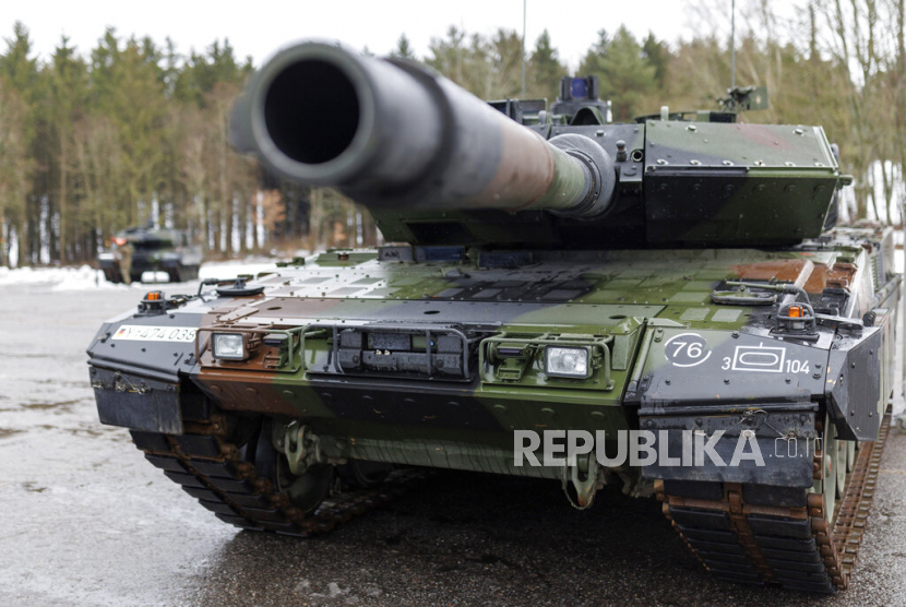 Tank Leopard 2 A7V baru dari Angkatan Darat Jerman. Pemerintah Belanda mengatakan Belanda, Denmark, dan Jerman membeli 100 tank Leopard 1A5 untuk Ukraina.