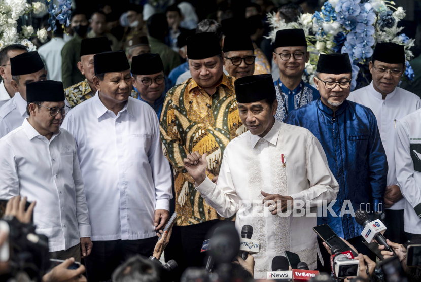 Presiden Joko Widodo (ketiga kanan) didampingi Ketua Umum PAN Zulkifli Hasan (kedua kanan), Ketua Umum Partai Golkar Airlangga Hartarto (ketiga kanan), Ketua Umum Partai Gerindra Prabowo Subianto (kedua kiri), Ketua Umum PKB Abdul Muhaimin Iskandar (kiri), dan Plt Ketua Umum DPP PPP Muhamad Mardiono (kanan) memberikan keterangan pers usai menghadiri acara Silaturahmi Ramadhan 1444 H DPP PAN di Kantor DPP PAN, Jakarta, Ahad (2/4/2023). Acara tersebut turut dihadiri para ketua umum partai politik koalisi pendukung pemerintah seperti PAN, Partai Golkar, Partai Gerindra, PPP, dan PKB. 