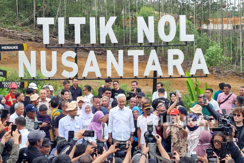 Calon presiden (capres) nomor 3, Ganjar Pranowo mengunjungi titik nol Ibu Kota Nusantara (IKN), Kabupaten Penajam Paser Utara, Kalimantan Timur, Kamis (7/12/2023). 