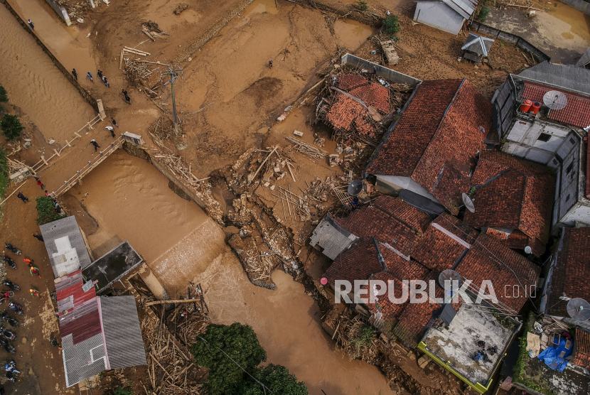 Suasana pemukiman warga yang terdampak banjir bandang (ilustrasi).