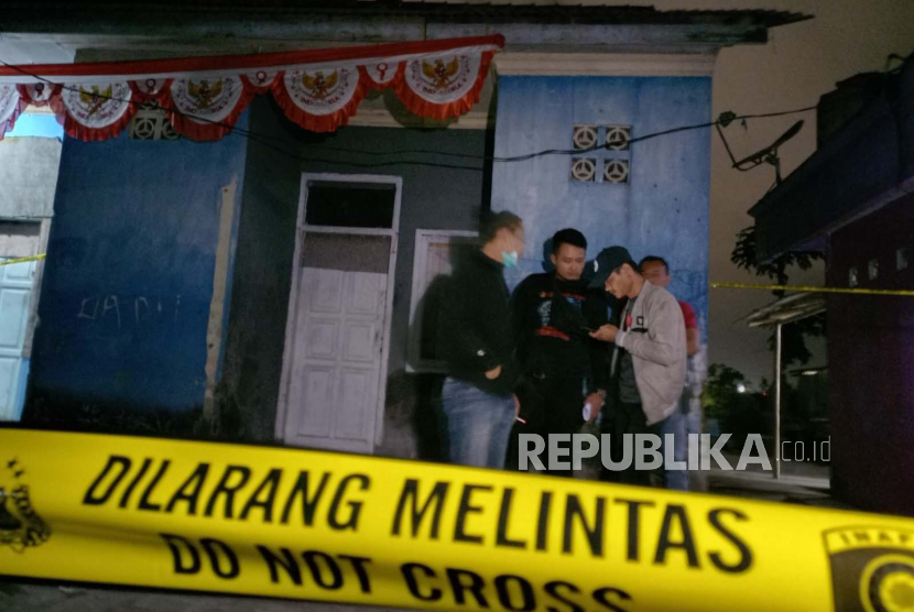 Polisi melakukan olah TKP di lokasi penemuan mayat perempuan muda dalam sebuah kamar indekos wilayah Kelurahan Linggajaya, Kecamatan Mangkubumi, Kota Tasikmalaya, Rabu (16/8/2023).