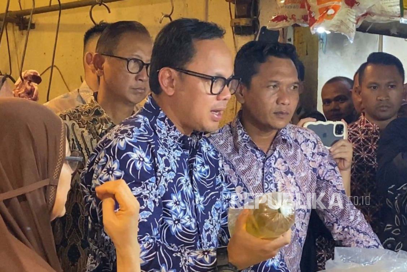Wali Kota Bogor, Bima Arya Sugiarto, melakukan sidak ke Pasar Kebon Kembang Blok CD terkait ketersediaan minyak horeng Minyakita, Jumat (10/2/2023). 
