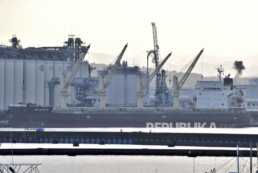 Kapal True Confidence terlihat di Pelabuhan Shimizu di Jepang pada (6/7/2023). Kapal True Confidence menjadi salah satu kapal korban serangan rudal oleh kelompok Houthi. 