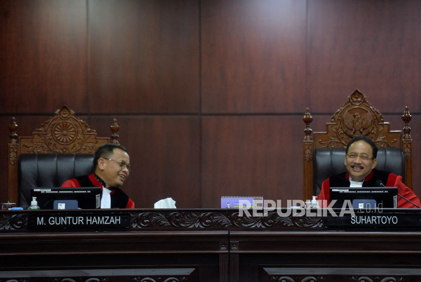 Hakim Konstitusi M Guntur Hamzah (kiri). Ketua MKMK membenarkan ada laporan dugaan pelanggaran kode etik hakim Guntur Hamzah.