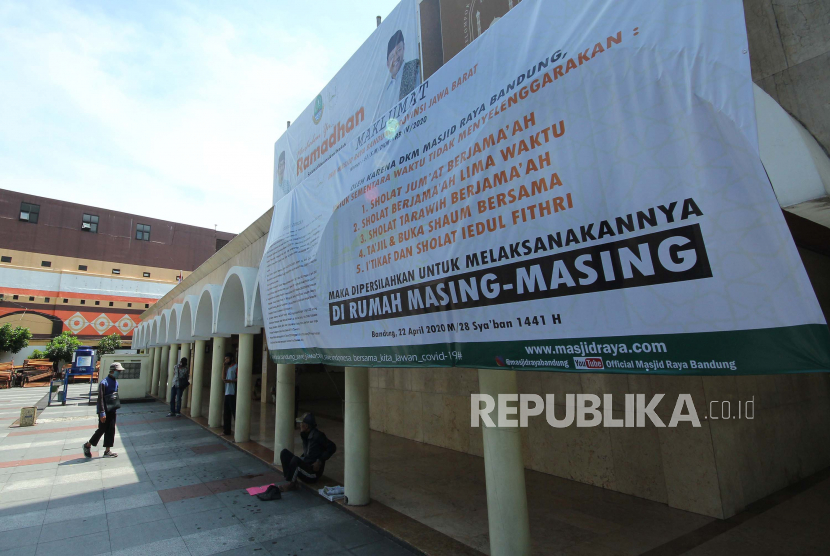 Masjid Raya Kota Bandung saat Ramadhan biasanya selalu padat pengunjung yang beribadah atau pun beristirahat. Ramadhan kali ini berbeda, masjid yang berada di pusat Kota Bandung ini sepi aktivitas umat, pengumuman besar tidak menyelenggarakan shalat berjamaah termasuk shalat tarawih dan Idul Fitri dipasang di halaman masjid, Kamis (30/4)