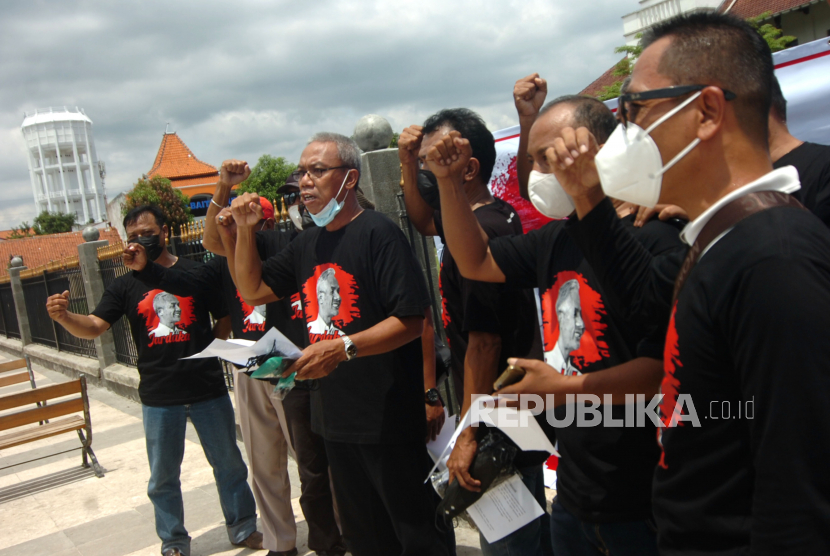 Sejumlah relawan membacakan deklarasi dukungan calon presiden di Taman Pancasila, Tegal, Jawa Tengah, Rabu (10/11/2021). Deklarasi Relawan Garda Bhineka (RGB) tersebut guna mendukung Ganjar Pranowo sebagai calon presiden pada Pemilu 2024. 