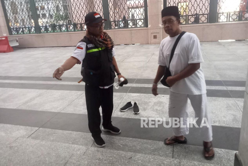 Mahmudi, 65 tahun, jamaah haji asal Mandailing Natal, Sumatera Utara tengah diantar petugas menuju Masjid Nabawi. Hujan dan Keterbatasan Fisik tak Surutkan Semangat Mahmudi Sholat Arbain