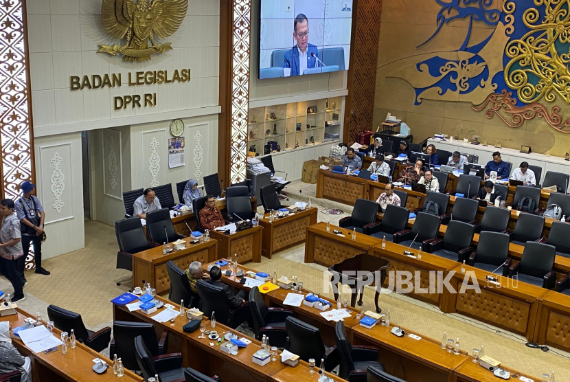 Baleg DPR menggelar rapat pengambilan keputusan terhadap penyusunan draf revisi UU Kementerian Negara, di Kompleks Parlemen, Jakarta, Kamis (16/5/2024).