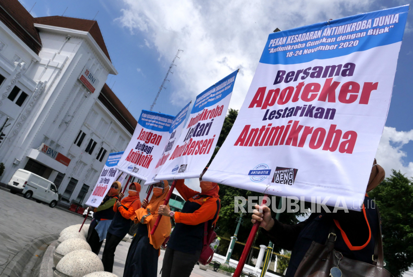 Anggota Jagareksa Antibiotik menggelar aksi saat Pekan Kesadaran Antimikroba Se-Dunia 2020 di Titik Nol Yogyakarta. 