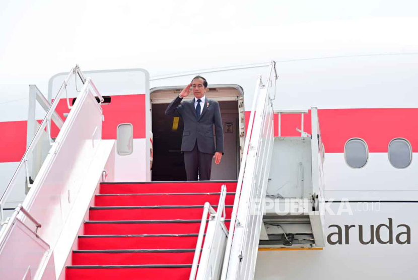 Presiden Jokowi saat memberikan keterangan pers di Bandara Internasional Kualanamu, sebelum bertolak ke Afrika, Ahad (20/8/2023).