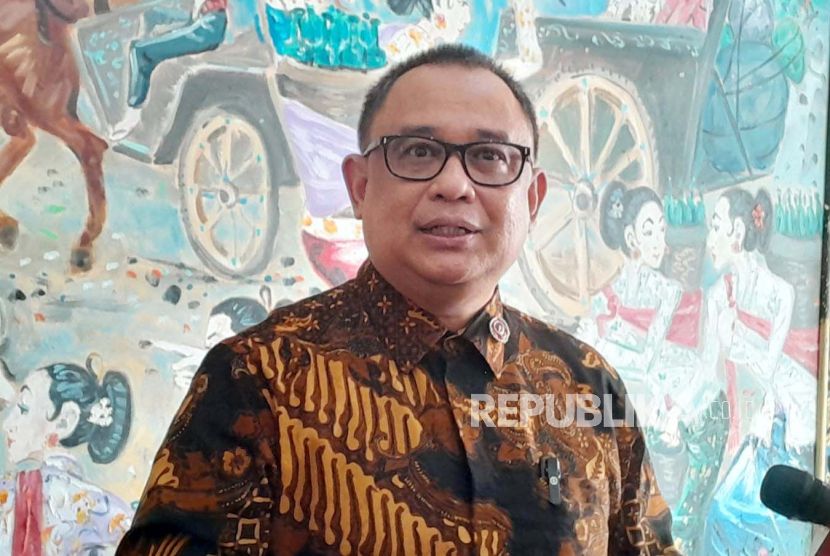 Koordinator Staf Khusus Presiden RI, Ari Dwipayana saat memberikan keterangan pers di gedung Kementerian Sekretariat Negara, Jakarta, Selasa (16/1/2024).