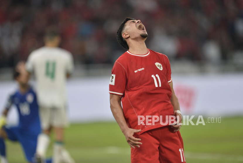 Ekspresi pesepak bola Timnas Indonesia Ragnar Oratmangoen seusai gagal mencetak gol ke gawang Timnas Irak dalam laga lanjutan Grup F Kualifikasi Piala Dunia 2026 zona Asia di Stadion Utama Gelora Bung Karno, Senayan, Jakarta, Kamis (6/6/2024). Timnas Indonesia kalah dengan skor 0-2.