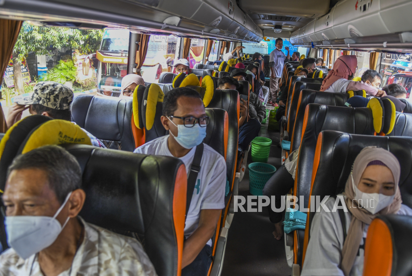 Sejumlah pemudik berada dalam bus saat mengikuti Mudik Aman Mudik Sehat BUMN 2022 di Jakarta, Rabu (27/4/2022). 