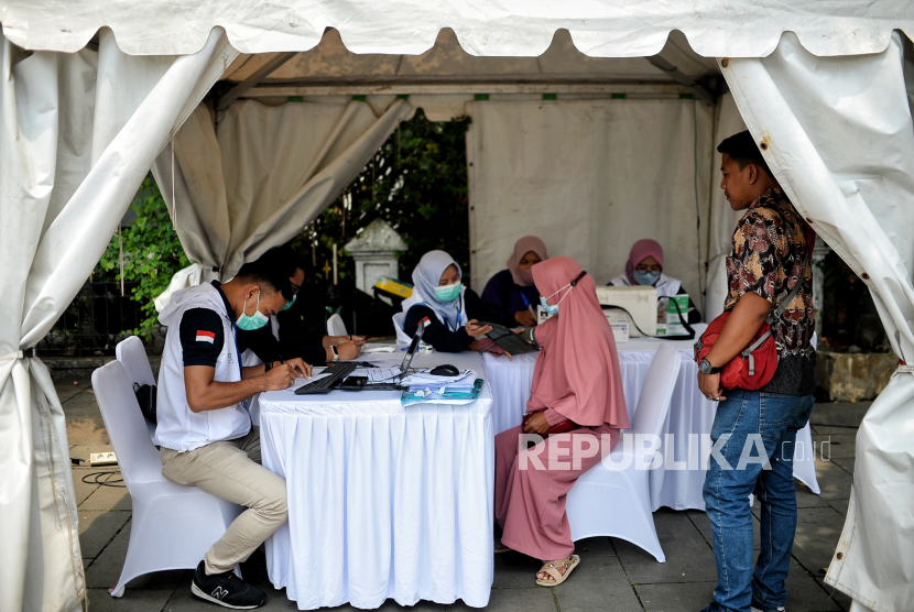 Warga melakukan registrasi pendaftaran vaksin di sentra vaksinasi di kawasan Kota Tua, Jakarta. Dinkes DKI Jakarta menyediakan sebanyak 300 sentra vaksinasi.