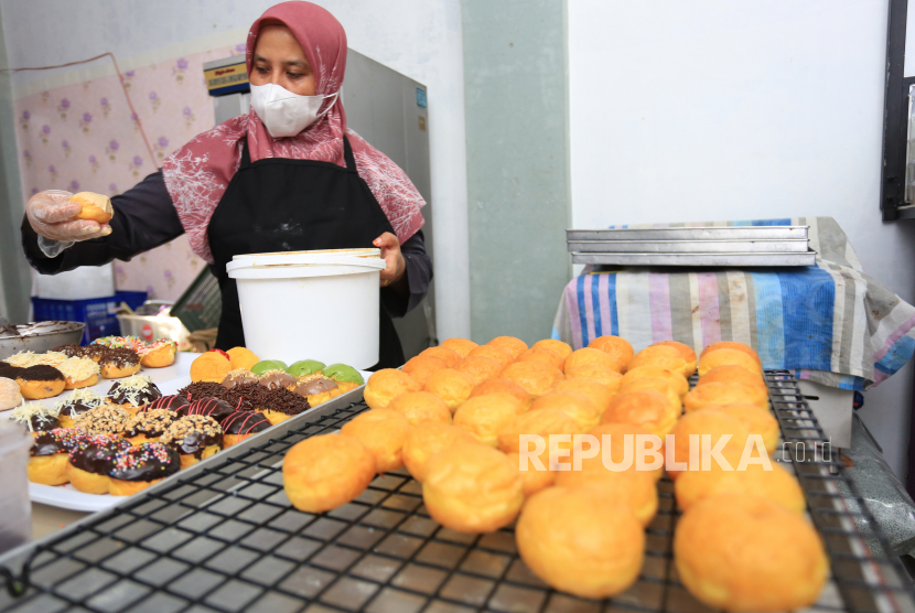 Pekerja menyelesaikan pembuatan kue donat di salah satu UMKM donat latela Desa Kampung Keuramat, Banda Aceh, Aceh. Kementerian Koperasi dan Usaha Kecil Menengah (Kemenkop UKM) menyatakan, Kredit Usaha Rakyat (KUR) tahun ini plafonnya bakal naik menjadi Rp 373,17 triliun. Di sisi lain suku bunga KUR semakin diperkecil menjadi hanya 3 persen dari sebelumnya 6 persen sampai Juni 2022. 