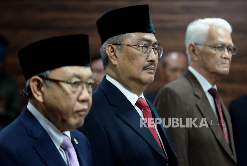 Jimly Asshiddiqie (tengah), Bintan Saragih, dan Wahiduddin Adams di acara pelantikan anggota Majelis Kehormatan Mahkamah Konstitusi (MKMK) di Aula Gedung II MK, Jakarta, Selasa (24/10/2023). 