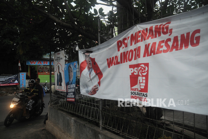 Pengendara motor melintas di dekat baliho bergambar Putra Presiden Joko Widodo, Kaesang Pangarep di Jalan Melati, Kota Depok, Jawa Barat, Kamis (15/6/2023).
