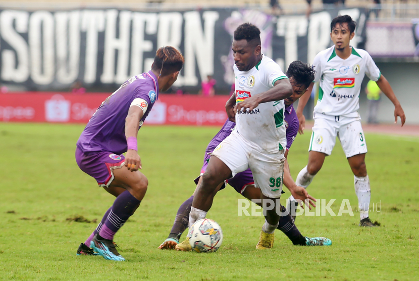 Pesepak bola Persita Tangerang Muhammad Toha (kiri) berebut bola dengan pesepak bola PSS Sleman Ricky Cawor (kanan) pada pertandingan lanjutan BRI Liga 1 2022/2023 di Stadion Indomilk Arena, Tangerang, Banten, Kamis (2/3/2023). Dalam pertandingan tersebut Persita berhasil mengalahkan PSS Sleman dengan skor 2 - 1.  