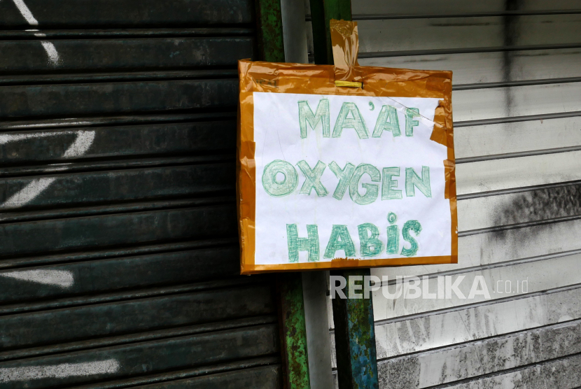 ilustrasi.Papan informasi oksigen habis dipasang jasa isi ulang tabung oksigen di Yogyakarta, Jumat (9/7). Hingga kini pasokan oksigen masih belum normal. Prioritas pasokan oksigen dari produsen masih untuk medis atau rumah sakit.