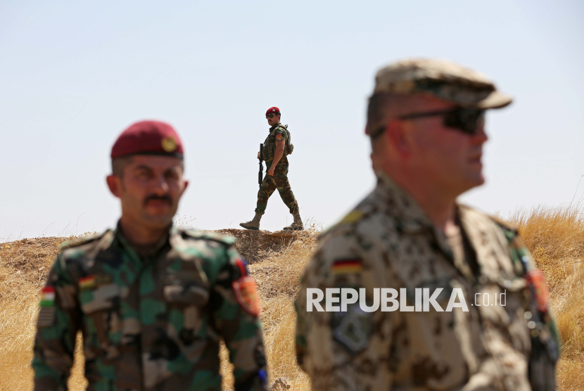 Tentara Bundeswehr Jerman memamerkan pelatihan dengan pejuang Peshmerga Kurdi di kamp pelatihan Zeravani di Erbil, Kurdistan Irak, 21 Agustus 2019. 