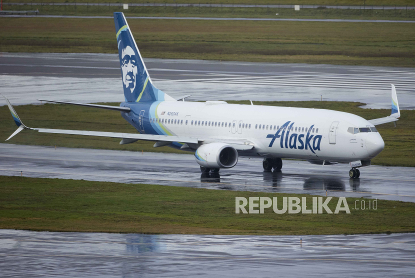 Alaska Airlines flight 1276, a Boeing 737-900, taxis before takeoff from Portland International Airport in Portland, Ore., Saturday, Jan. 6, 2024. The FAA has ordered the temporary grounding of Boeing 737 MAX 9 aircraft after part of the fuselage blew out during a flight. 