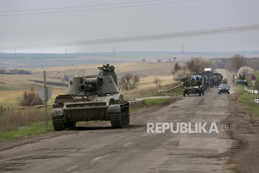 Kendaraan militer Rusia bergerak di jalan raya di daerah yang dikuasai oleh pasukan separatis dukungan Rusia di dekat Mariupol, Ukraina, Senin, 18 April 2022.