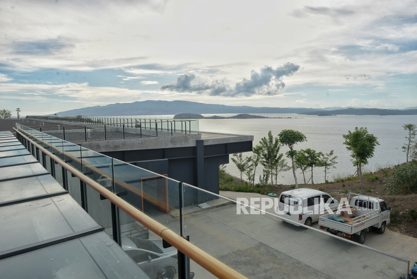 The atmosphere of the observation deck of Golo Mori Convention Center (GMCC) after its inauguration in Golo Mori, West Manggarai Regency, NTT, Wednesday (6/12/2023). PT Pengembangan Pariisi Indonesia (Persero) or Indonesia Tourism Development Corporation (ITDC) inaugurated the Golo Mori Convention Center (GMCC) which can be used for International Standard Meeting, Incentives, Conventions and Exhibitions (MICE) activities. The GMCC is located between the hills of the Golo Mori area and presents a landscape of the sea and Rinca Island, which is part of the Komodo National Park, a UNESCO World Heritage Site. In addition, the GMCC Facility consists of a convention hall with a capacity of 400 people, a VVIP Lobby for 400 people, a VVIP lounge for 29 people, a VIP room for 12 people, a media center for 50 people and an amphitheater with a capacity of 500 people. The GMCC area is equipped with a beach club, observation deck and wooden pier. Access to The Golo Mori can be reached with a distance of 25 kilometers from Labuan Bajo, which is expected to create a multiplier effect for the surrounding residents. ITDC President Director Ari Respati hopes that the existence of GMCC can contribute to the national economic growth of the tourism and convention sector in Indonesia. The Golo Mori MICE area will be developed into a sustainable tourism area integrated with star hotel and resort facilities, Komodo educational research and tourism centers, adventure tourism tourist ports and crossings and other tourist support facilities, thus being able to become a new magnet for parawisata in Eastern Indonesia.