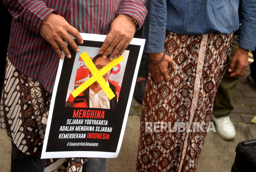 Paguyuban Masyarakat Ngayogyakarta Untuk Sinambungan Keistimewaan (PAMAN USMAN) membawa poster Ade Armando saat menggelar aksi damai di Kantor DPW PSI, Yogyakarta, Senin (4/12/2023). 