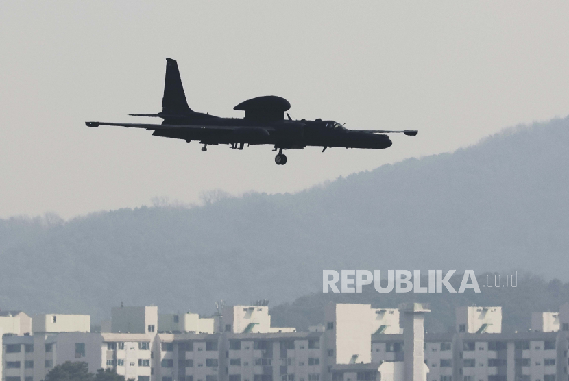  Sebuah pesawat mata-mata U-2 Angkatan Udara AS bersiap untuk mendarat di Pangkalan Udara AS Osan di Pyeongtaek, Korea Selatan, Rabu, 16 Maret 2022. 
