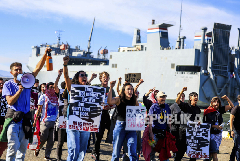 Demonstran anti-perang bernyanyi setelah menunda keberangkatan kapal Cape Orlando selama sembilan jam dari Pelabuhan Oakland di Oakland, California, Jumat, (3/11/ 2023). 