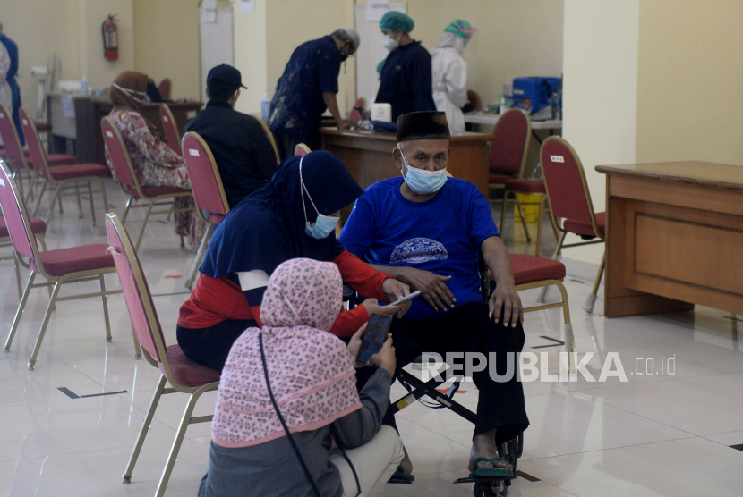 Warga lansia menunggu proses observasi usai mendapat suntikan vaksin COVID-19 di GOR Pancoran, Jakarta, Selasa (23/3). Seketaris Daerah Provinsi DKI Jakarta, Marullah Matali mengharapkan vaksinasi Covid-19 untuk lansia dapat diselesaikan sesuai target yaitu 31 Maret 2021. Sebab, mereka merupakan kelompok rentan yang juga masuk dalam prioritas penerima vaksin di Jakarta.Prayogi/Republika