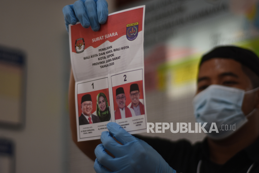 Petugas KPPS melakukan penghitungan suara Pilkada Kota Depok tahun 2020 di TPS 69, Depok, Jawa Barat, Rabu (9/12).
