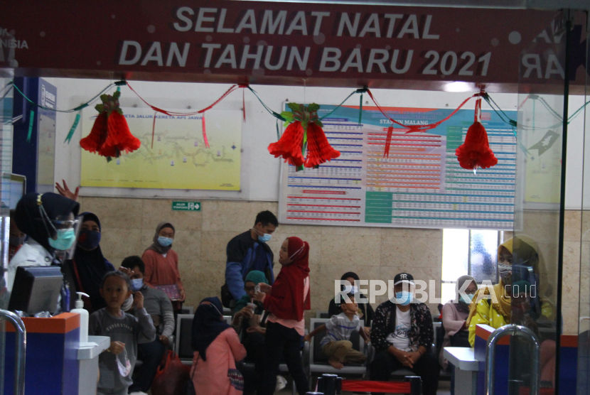 Sejumlah penumpang kereta api jarak jauh menunggu keberangkatan di Stasiun Kotabaru, Malang, Jawa Timur