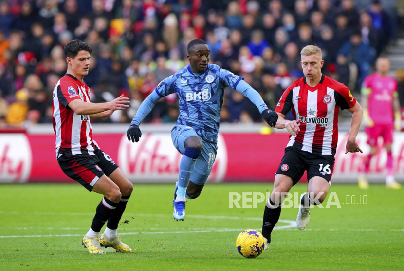 Aston Villa Moussa Diaby, centre, battles for the ball with Brentford Christian Norgaard, left and Ben Mee, during the English Premier League soccer match between Brentford and Aston Villa at the Gtech Community Stadium, in London, Sunday, Dec. 17, 2023.