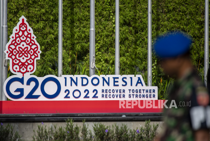 Prajurit TNI melintas di depan logo KTT G20 Indonesia di Nusa Dua, Badung, Bali, Sabtu (12/11/2022). Pemerintah mengerahkan sekitar 18 ribu personel TNI-Polri untuk mengamankan kegiatan dan rangkaian KTT G20 pada 13-16 November 2022. 