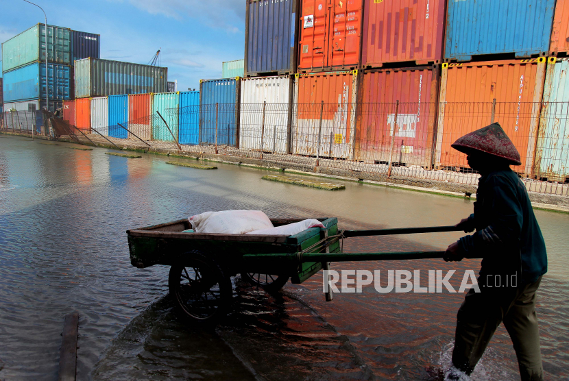 Pekerja melintasi tumpukan peti kemas di Pelabuhan Sunda Kelapa, Jakarta, Senin (29/11). Neraca perdagangan selama Januari-November 2021 tercatat surplus 34,32 miliar dolar AS.
