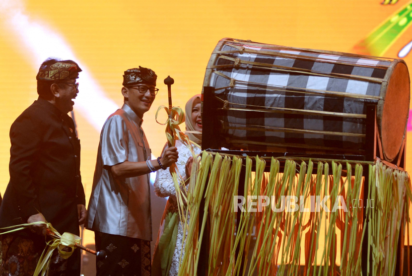 Menteri Pariwisata dan Ekonomi Kreatif (Menparekraf) Sandiaga Salahuddin Uno (kedua kiri) menabuh kendang didampingi Wakil Gubernur Bali Tjokorda Oka Artha Ardana Sukawati (kiri) saat pembukaan Sanur Village Festival 2022 di Sanur, Denpasar, Bali, Kamis (18/8/2022). Sanur Village Festival yang berlangsung selama lima hari itu diselenggarakan untuk mempromosikan dan mengembangkan potensi pariwisata khususnya di wilayah Sanur serta memulihkan sektor pariwisata yang terdampak pandemi COVID-19. 