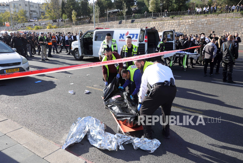 Staf medis mengeluarkan korban dari lokasi penembakan di Yerusalem, 30 November 2023. Enam korban warga Israel dinyatakan tewas di tempat kejadian.